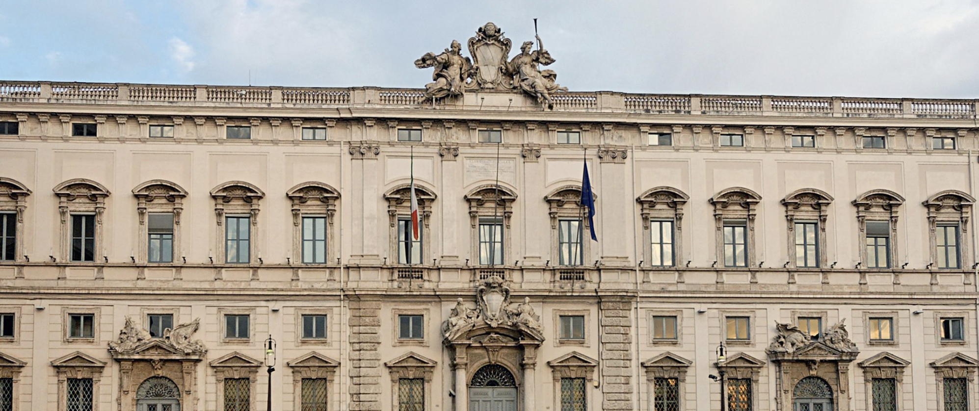 IL PRINCIPIO DI NON RETROATTIVITÀ DELLA LEGGE COSTITUISCE UN FONDAMENTALE VALORE DI CIVILTÀ GIURIDICA, ANCHE AL DI LÀ DELLA MATERIA PENALE. IL CASO DELLE RETRIBUZIONI DI ANZIANITÀ DEI DIPENDENTI PUBBLICI